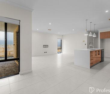 Modern comfort with room for everyone! - Photo 1