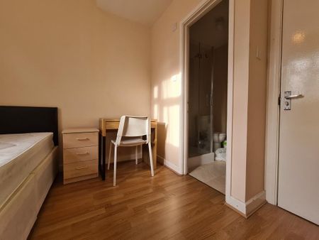 1 bedroom in a house share to rent - Photo 5