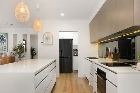 2/14 Mallard Avenue, Paradise Point QLD 4216 - Townhouse For Rent | Domain - Photo 2