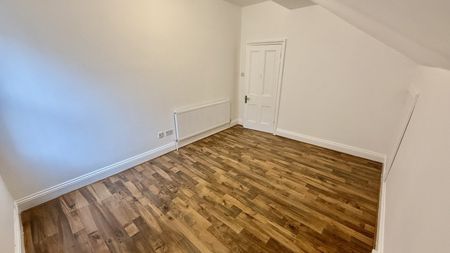 4 bedroom flat to rent - Photo 2