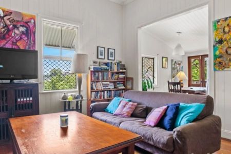 Stunning & Spacious - 3 Bedrooms, 2 Bathrooms plus So Much More! - Photo 2