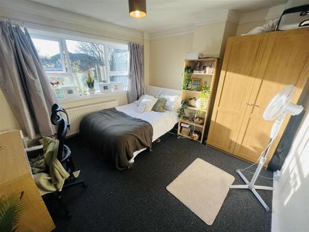 4 bedroom semi-detached house to rent - Photo 4