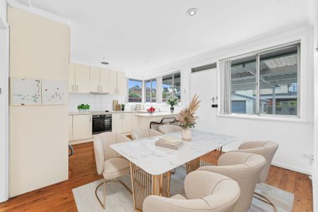 Spacious 3-Bedroom Brick Home in Popular Yagoona West - Photo 3