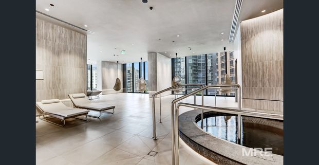 Sky high 2 bed+study/bedroom apartment with amazing views - Photo 1