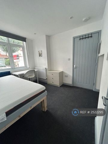 1 bedroom in a house share to rent - Photo 2