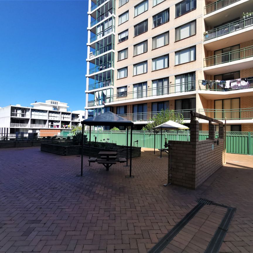 SPACIOUS 2-BEDROOM APARTMENT IN A SECURITY BLOCK - Photo 1