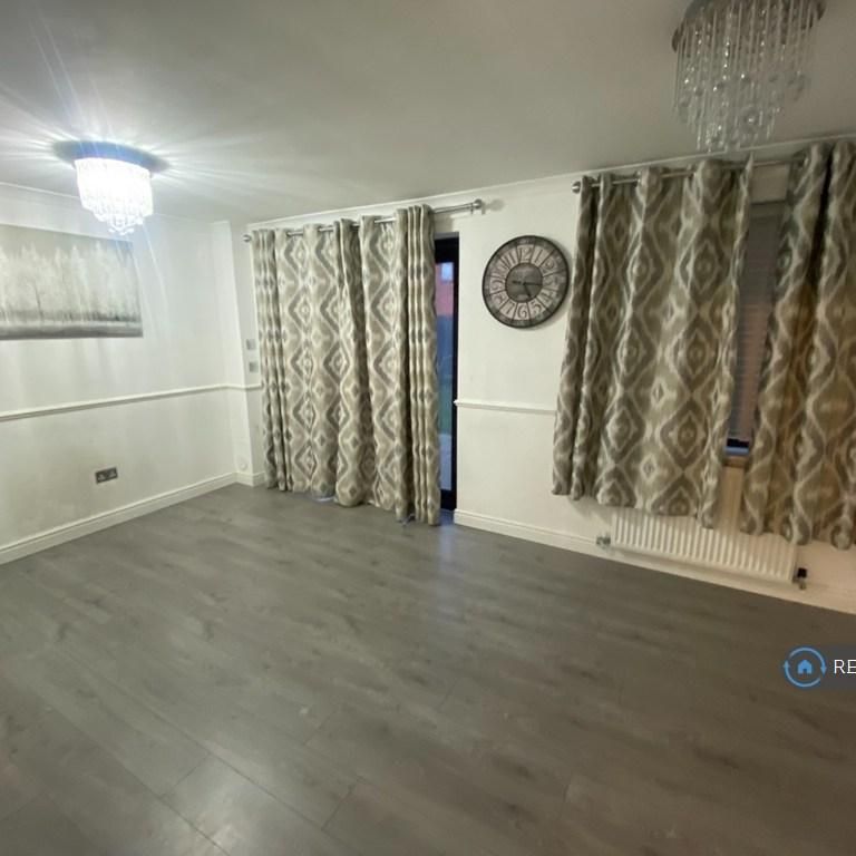 4 bedroom detached house to rent - Photo 1