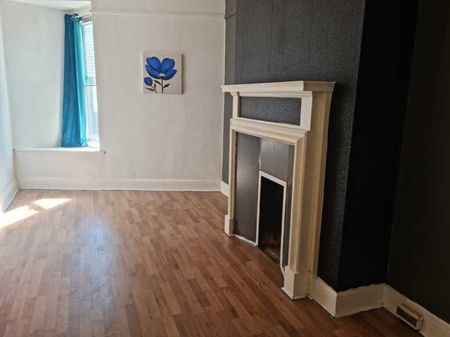 4 bedroom flat - Photo 3