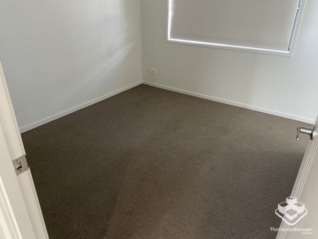 3 BEDROOM TOWNHOUSE - Double Garage, Air Cons, Pets Welcome - Photo 5