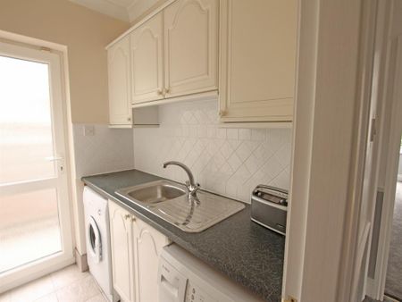 3 bedroom detached bungalow to rent - Photo 2