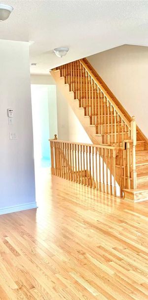 For Lease - 56 Gordon Circle, Newmarket, Ontario - Photo 1