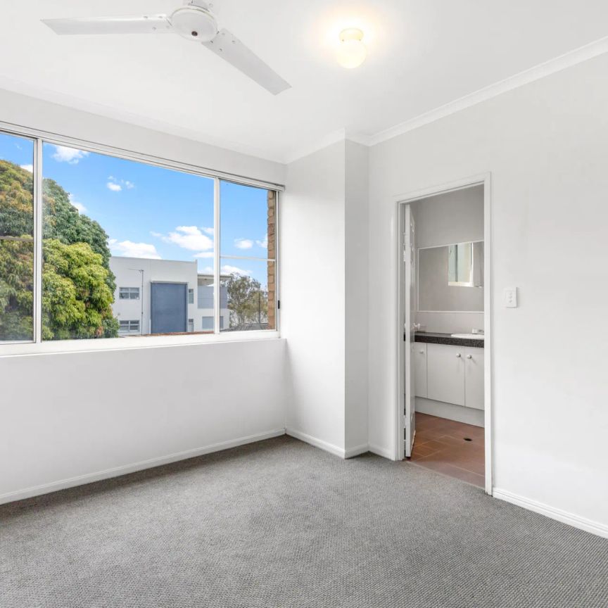 Spacious Riverfront Apartment with Stunning Views - Photo 1