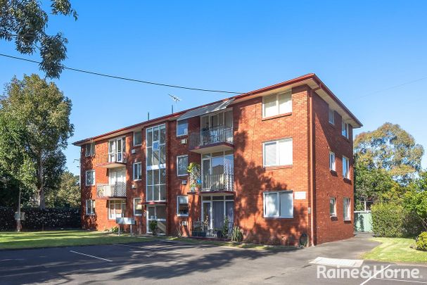 Cosy well presented apartment close to transport - Photo 1