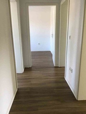 Bezugsfertige 3-Raum-Wohnung mit zeitgemäßem Tageslichtbad! - Photo 4