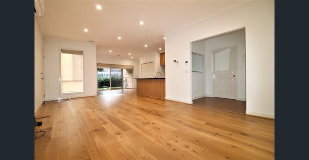 Easy Living! - Photo 1