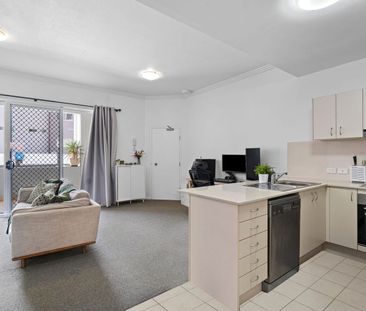 Low maintenance ground floor unit in great location - Photo 5