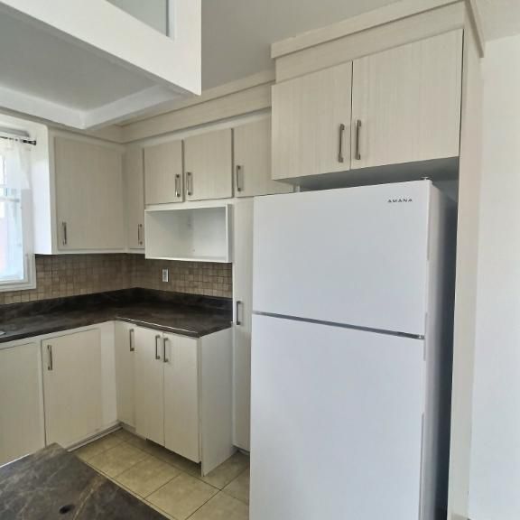 Saint Léonard- 4 1/2 2e étage semi meublé: cuisinière,frigo, table avec 6 chaises,matelas queen,rideau - Photo 1