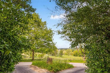 Rarely available one bedroom flat situated on a private estate - Photo 2