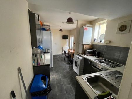 1 bedroom in a house share to rent - Photo 5