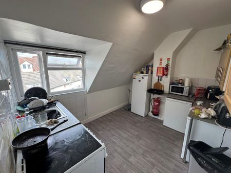1 bedroom in a flat share to rent - Photo 2