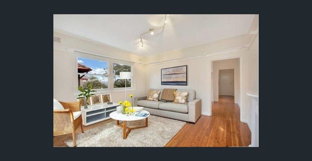 Two Bedroom Art Deco Apartment - Photo 1