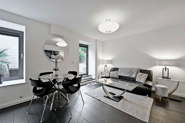 A beautifully presented and fully-furnished super studio apartment with private patio in a prime central Windsor setting. - Photo 1