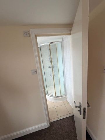 Room in a Shared House, Loxford Lane, IG1 - Photo 3