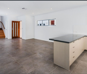 2/25 Mullens Street, Hawthorne QLD 4171 - Townhouse For Rent | Domain - Photo 1