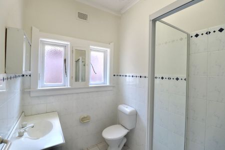 BRIGHT TWO BEDROOM APARTMENT - WALK TO BEACH! - Photo 5