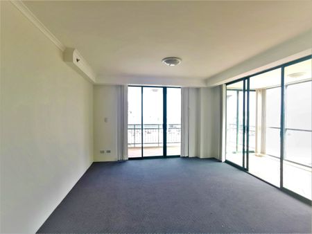 SPACIOUS 2-BEDROOM APARTMENT IN A SECURITY BLOCK - Photo 2