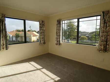 Te Atatu Peninsula-5 Bedroom Family House - Photo 4