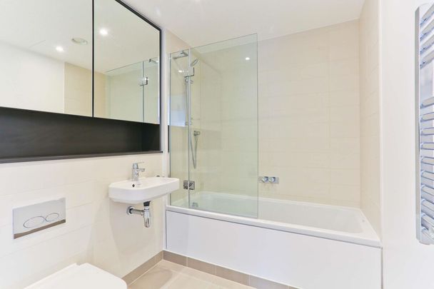 2 bedroom flat in the heart of White City - Photo 1
