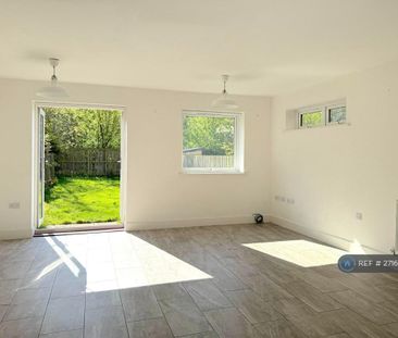 3 bedroom semi-detached house to rent - Photo 3