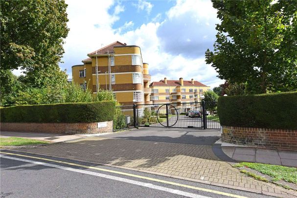 A spacious five bedroom apartment in this popular gated community. - Photo 1