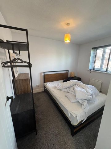 3 Bed Detached House, Lymington Close, E6 - Photo 2