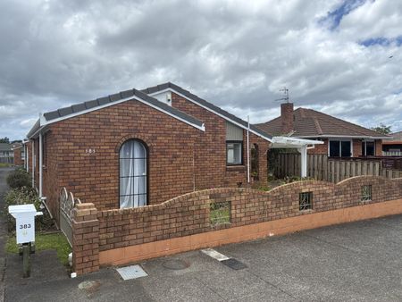 Brick and tile Family Home Blockhouse Bay - Photo 2