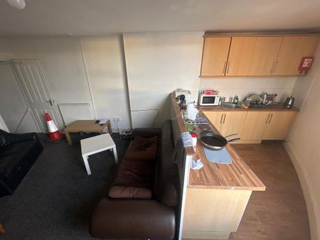 4 bedroom flat to rent - Photo 2