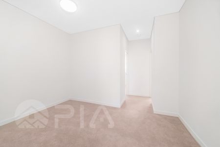 Modern 2 bedroom apartment close to amenities for lease - Photo 5