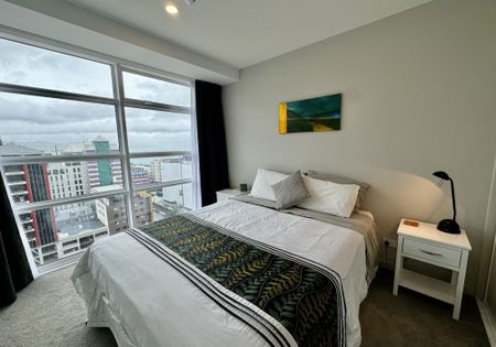 Three bedroom sun filled apartment - Photo 2