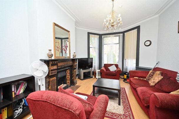 Room 9, 9 Eglantine Avenue, Belfast, BT9 6DW - Photo 1