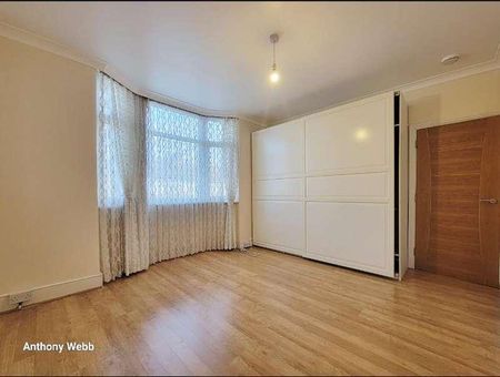 Lawrence Avenue, Palmers Green, N13 - Photo 3