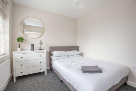 6 bedroom semi-detached house to rent - Photo 3