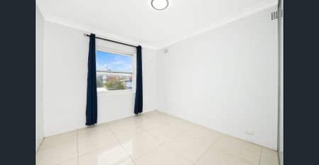 Presentable 2 bedroom Apartment within walking distance to Clovelly Beach - Photo 3