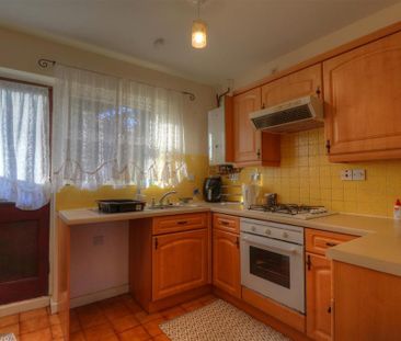 2 bedroom end of terrace house to rent - Photo 3