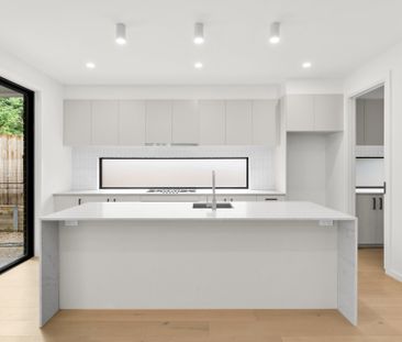 Luxury Living in a Prime Mount Waverley Location - Photo 5