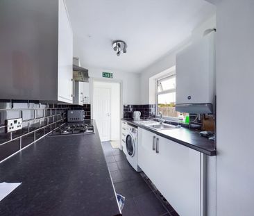 1 bedroom in a house share to rent - Photo 2