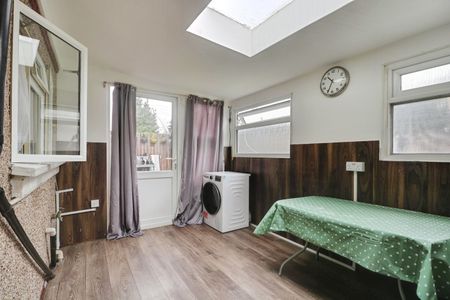 4 Bed Terraced House, Whatley Avenue, SW20 - Photo 2