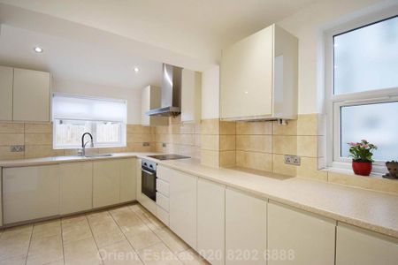 5 bedroom semi-detached house to rent - Photo 4