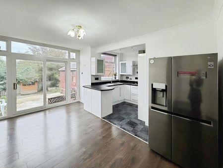 4 bedroom terraced house to rent - Photo 3