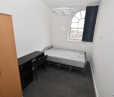4 bedroom flat to rent - Photo 2